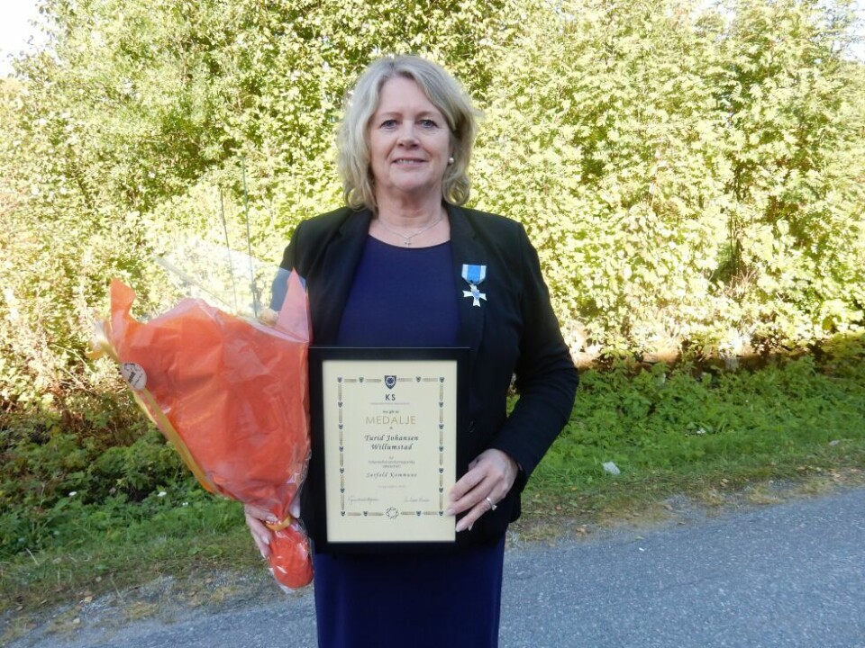 Turid J. Willumstad fikk KS sin fortjenstmedalje og blomster da hun gikk ut av Sørfold-politikken denne uka. Turid J. Willumstad fikk KS sin fortjenstmedalje og blomster da hun gikk ut av Sørfold-politikken denne uka. Foto: Bente Braaten