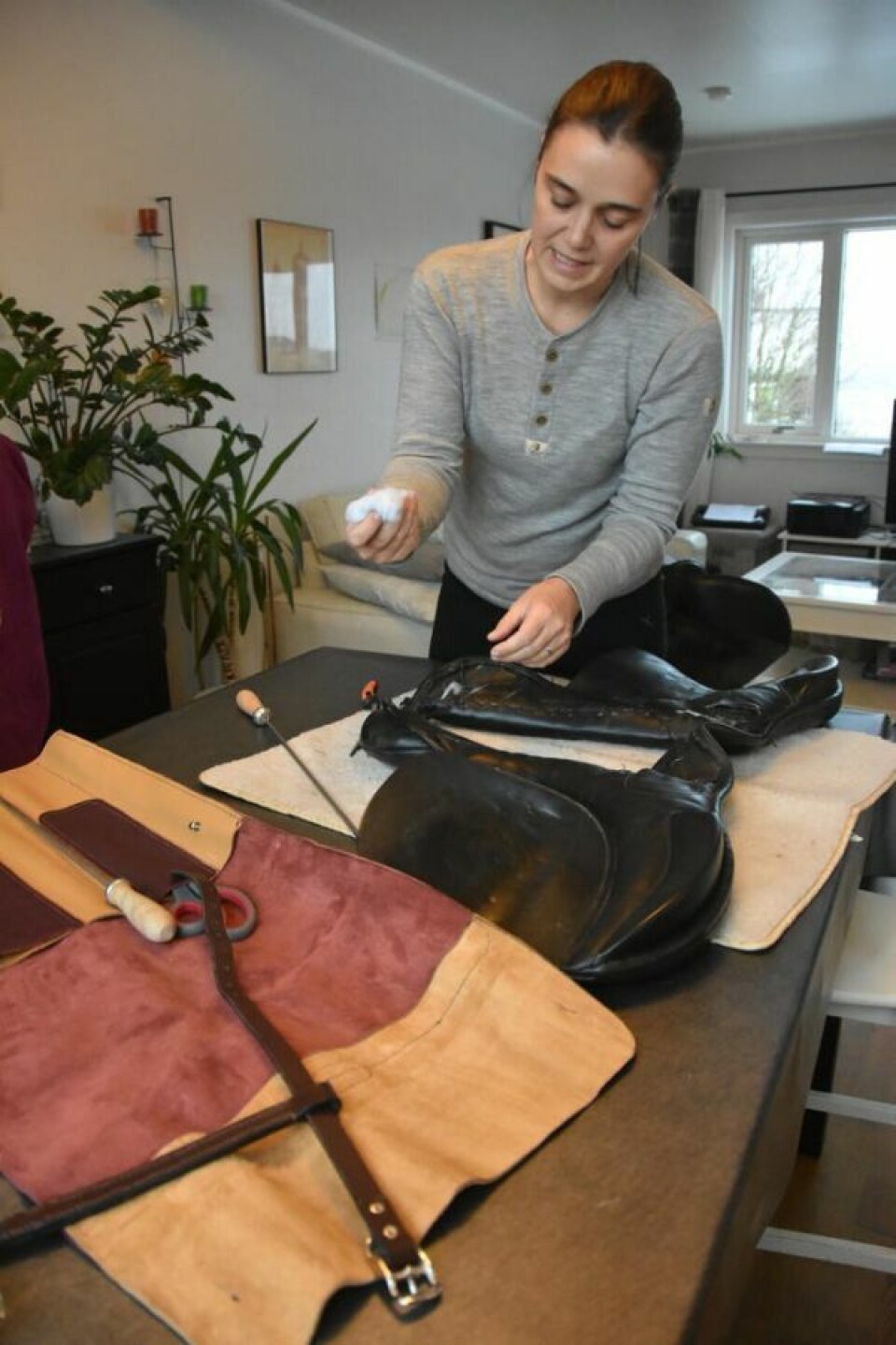 SMÅ GREP SKAL TIL. Aurelia viser fram noe av det hun kan gjøre i tilpasningsarbeidet med sal. Her viser hun hvordan hun kan ta ut og fylle på med stopping. Arbeidsveska har hun laget selv SMÅ GREP SKAL TIL. Aurelia viser fram noe av det hun kan gjøre i tilpasningsarbeidet med sal. Her viser hun hvordan hun kan ta ut og fylle på med stopping. Arbeidsveska har hun laget selv Foto: Sylvia Bredal