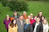I SLEKT. Foran fra venstre Kim, Bobby, Susan og Scott Hanson og Molly MacDonald. Bak fra venstre Linda Ranberg, Jan Ove Olovson, Lennart Ranberg, Margareth Ranber, Unni Andal, Kajsa Ranberg, Finn Audun Andal og Malin Ranberg. Foto: Stig Bjørnar Karlsen
