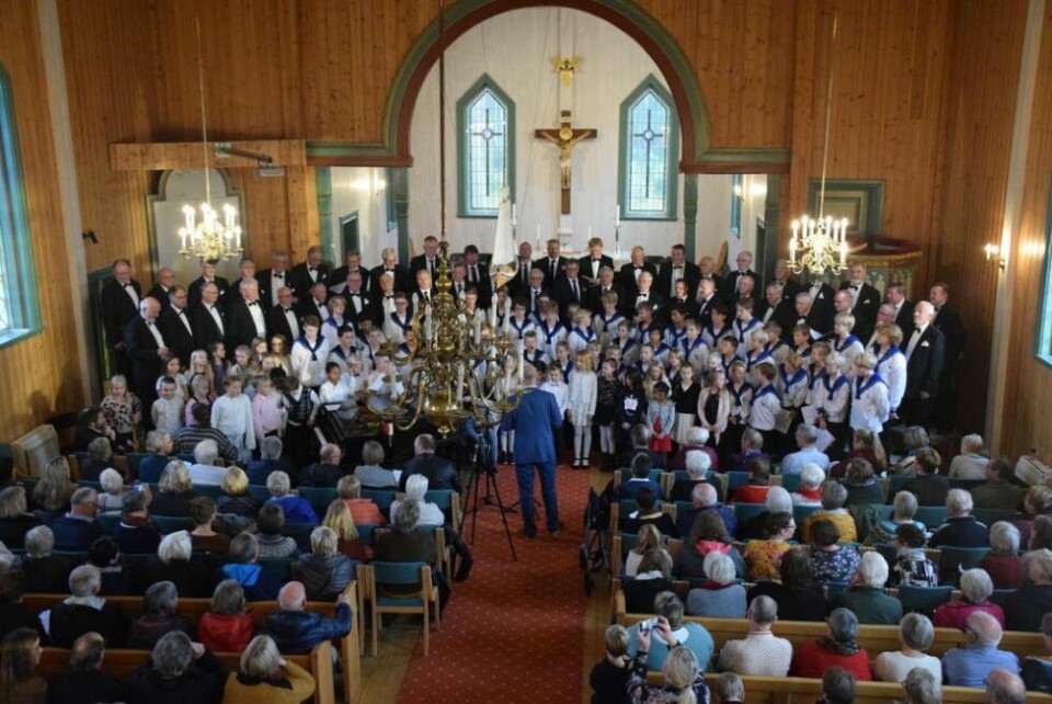 FLOTT KONSERT. Sølvguttene, Saltdal mannskor og et barnekor bestående av fjerdeklassinger fra Rognan barneskole sang for en fullsatt kirke lørdag ettermiddag. Alle foto: Eva S. WintherFULLT HUS. Folk gikk mann av huse for å få med seg konserten med blant andre Sølvguttene. Det var ikke ett ledig sete å oppdrive i kirken.SANG SOLO. Noen av sølvguttene var solister, som her på Pie Jesu. FLOTT KONSERT. Sølvguttene, Saltdal mannskor og et barnekor bestående av fjerdeklassinger fra Rognan barneskole sang for en fullsatt kirke lørdag ettermiddag. Alle foto: Eva S. Winther
