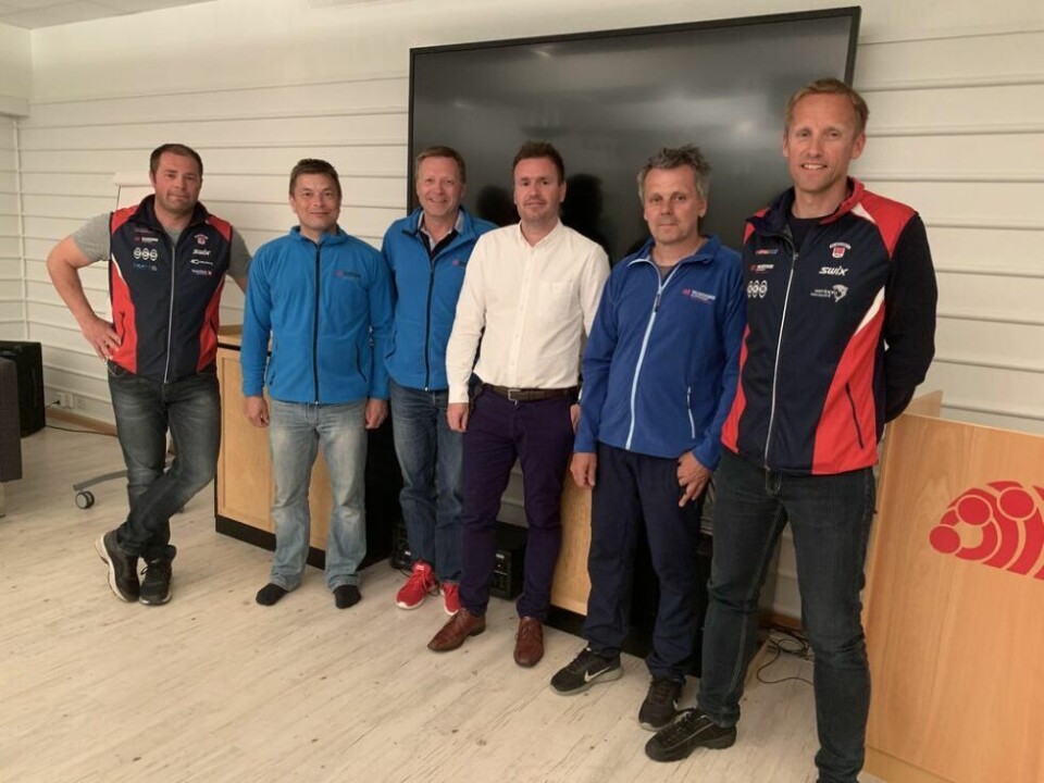 Tildeling. Aktivitetsarena Valnesfjord fikk tildelt halvannen million kroner fra Sparebank 1 Nord-Norge. Fra venstre: Mathias Djupvik, Valnesfjord IL (VIL), Roger Henriksen, konstituert direktør Valnesfjord Helsesportssenter (VHSS), Arnt Pedersen, styreleder VHSS, Geir Terje Hansen, Banksjef, Jonny Jakobsen, idrettspedagog VHSS, Asbjørn Hagen, VIL. Tildeling. Aktivitetsarena Valnesfjord fikk tildelt halvannen million kroner fra Sparebank 1 Nord-Norge. Fra venstre: Mathias Djupvik, Valnesfjord IL (VIL), Roger Henriksen, konstituert direktør Valnesfjord Helsesportssenter (VHSS), Arnt Pedersen, styreleder VHSS, Geir Terje Hansen, Banksjef, Jonny Jakobsen, idrettspedagog VHSS, Asbjørn Hagen, VIL. Foto: Linn Braseth-Gulliksen