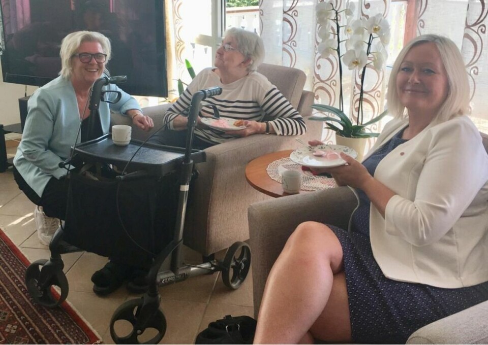 Wenche Skarheim, Anne Martinussen(beboer), Mona Nilsen på besøk på Heimly. Wenche Skarheim, Anne Martinussen(beboer), Mona Nilsen på besøk på Heimly. Foto: Ap