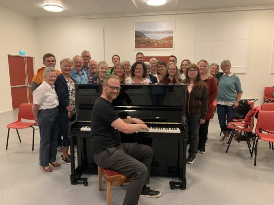 NYT PIANO. Her sitter Sveinar Aase foran det nye pianoet på Røsvik samfunnshus, med koret Sangria i bakgrunnen. Det skal være innvielseskonsert for pianoet søndag 1. september der blant andre disse deltar. NYT PIANO. Her sitter Sveinar Aase foran det nye pianoet på Røsvik samfunnshus, med koret Sangria i bakgrunnen. Det skal være innvielseskonsert for pianoet søndag 1. september der blant andre disse deltar.