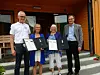 BLE SATT PRIS PÅ. Karin Hilde Heian og Ann Katrin Sætrevik har fått medalje etter henholdsvis 41 og 36 år i Sørfold kommune. Fra venstre rektor Arne-Harry Nilsen, Karin Hilde Heian, Ann Katrin Sætrevik og rådmann Stig Arne Holtedahl, som overrakte medaljer. Foto: Bente Braaten