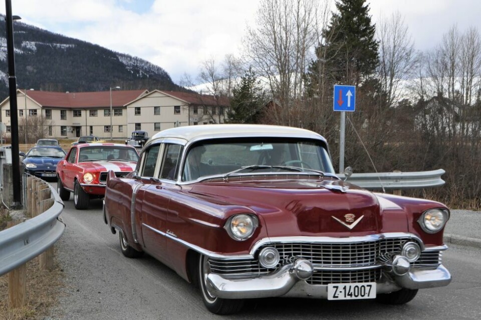 FINE BILER. Det kommer mange fine biler på vei til Lillehammer gjennom Fauske sentrum mandag ettermiddag. Her andre fine biler fra saltenfjorden rundt i Misvær FINE BILER. Det kommer mange fine biler på vei til Lillehammer gjennom Fauske sentrum mandag ettermiddag. Her andre fine biler fra saltenfjorden rundt i Misvær Foto: Lars Olav Handeland