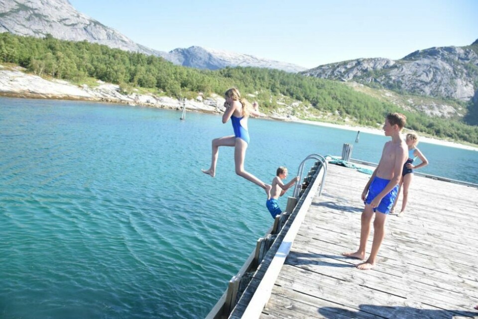 HOPP! Det var fine badetemperaturer på Rørstad i fjor sommer. HOPP! Det var fine badetemperaturer på Rørstad i fjor sommer. Foto: Eva S. Winther
