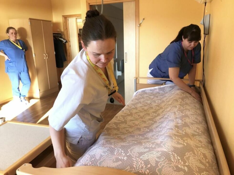 Kraftig redusert. Hanne Hjemaas (t.v.) har jobbet på samme avdeling ved Helsetunet i 17 år og stortrives sammen med de ansatte. Her ordner hun klart en seng til en ny pasient, sammen med Hanne Sandberg, som har jobbet her i tre år. Sykefraværet på Helsetunet har gått kraftig ned de siste årene og de ansatte berømmer ledelsen for hvordan de blir møtt. Kraftig redusert. Hanne Hjemaas (t.v.) har jobbet på samme avdeling ved Helsetunet i 17 år og stortrives sammen med de ansatte. Her ordner hun klart en seng til en ny pasient, sammen med Hanne Sandberg, som har jobbet her i tre år. Sykefraværet på Helsetunet har gått kraftig ned de siste årene og de ansatte berømmer ledelsen for hvordan de blir møtt. Foto: Frida Kalbakk