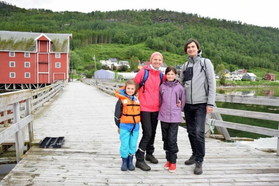 FORLATER RØSVIK. Organist Piotr Repnik, kona Karolina og barna Antoni (5) og Natalia (10) flytter til Polen i løpet av sommeren. Sist søndag hadde han sin siste oppgave som organist i menigheten. FORLATER RØSVIK. Organist Piotr Repnik, kona Karolina og barna Antoni (5) og Natalia (10) flytter til Polen i løpet av sommeren. Sist søndag hadde han sin siste oppgave som organist i menigheten. Foto: Eva S. Winther