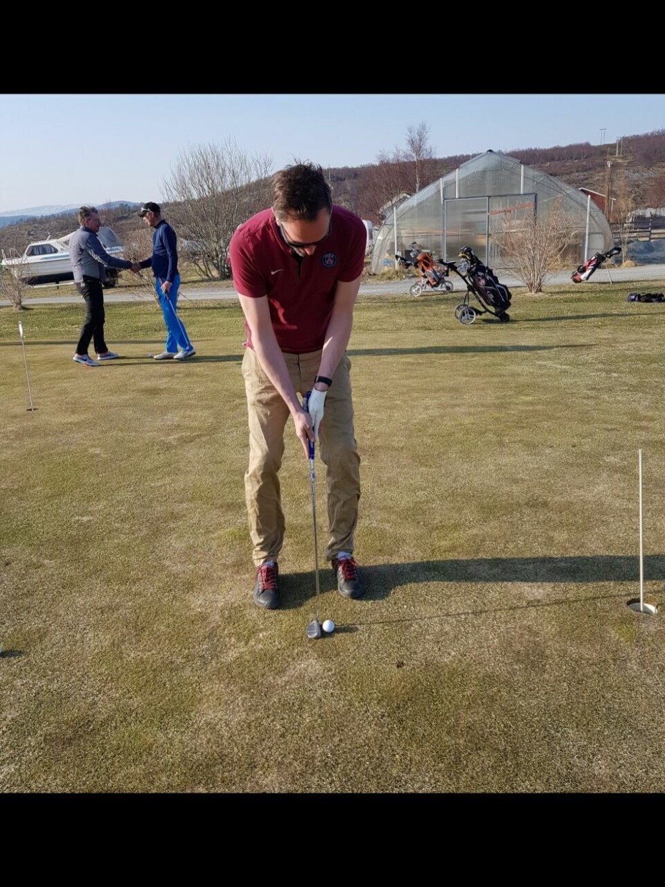 PUTTING. Endre Grønnslett trener putting før årets første klubbturnering. PUTTING. Endre Grønnslett trener putting før årets første klubbturnering.
