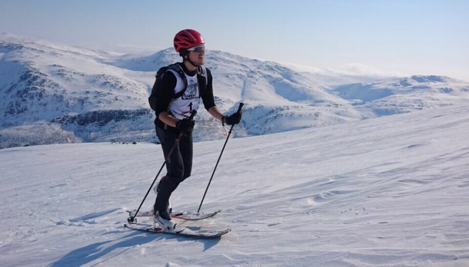RASK GANGE. Årets vinner, ranværingen Petter Beyer Brattli i herreklassen på tur opp med splitboard. Altså gikk han opp på ski som ble satt sammen til brett da han skulle ned. Alle foto: Albmi RASK GANGE. Årets vinner, ranværingen Petter Beyer Brattli i herreklassen på tur opp med splitboard. Altså gikk han opp på ski som ble satt sammen til brett da han skulle ned. Alle foto: Albmi