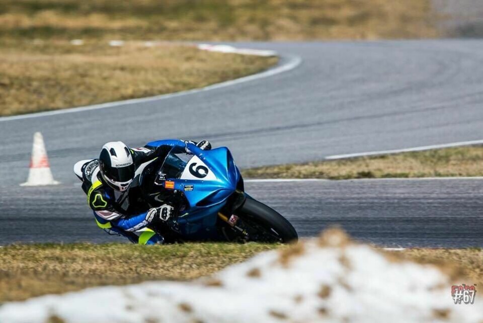 KLAR. Lasse Pedersen kommer ikke til å delta i NM i Roadracing i år. Det ble for vanskelig å hente inn nok sponsorkroner til å kjøpe en ny og konkurransedyktig motorsykkel KLAR. Lasse Pedersen kommer ikke til å delta i NM i Roadracing i år. Det ble for vanskelig å hente inn nok sponsorkroner til å kjøpe en ny og konkurransedyktig motorsykkel Foto: . Foto: Team Lasse