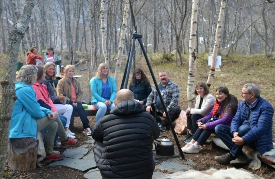 UTELUNSJ. LitteraTUR-prosjektet ble sparket i gang ved bålet på Moldjordmoen. Her sitter Gudbjørg Navjord, Linda Tverrånes Moen, Anette Myrvoll Strand, Anne-Grethe Husmo, Monika Sande, Tone Helbostad, Håkon Sæther, Lisbeth Movik, Kari Marie Sandvik Stenmark, Frank Movik, med ryggen til Rune Jørgensen. I bakgrunnen Therese Brodersen og Laila Gabrielsen. UTELUNSJ. LitteraTUR-prosjektet ble sparket i gang ved bålet på Moldjordmoen. Her sitter Gudbjørg Navjord, Linda Tverrånes Moen, Anette Myrvoll Strand, Anne-Grethe Husmo, Monika Sande, Tone Helbostad, Håkon Sæther, Lisbeth Movik, Kari Marie Sandvik Stenmark, Frank Movik, med ryggen til Rune Jørgensen. I bakgrunnen Therese Brodersen og Laila Gabrielsen. Foto: Beiarn kommune
