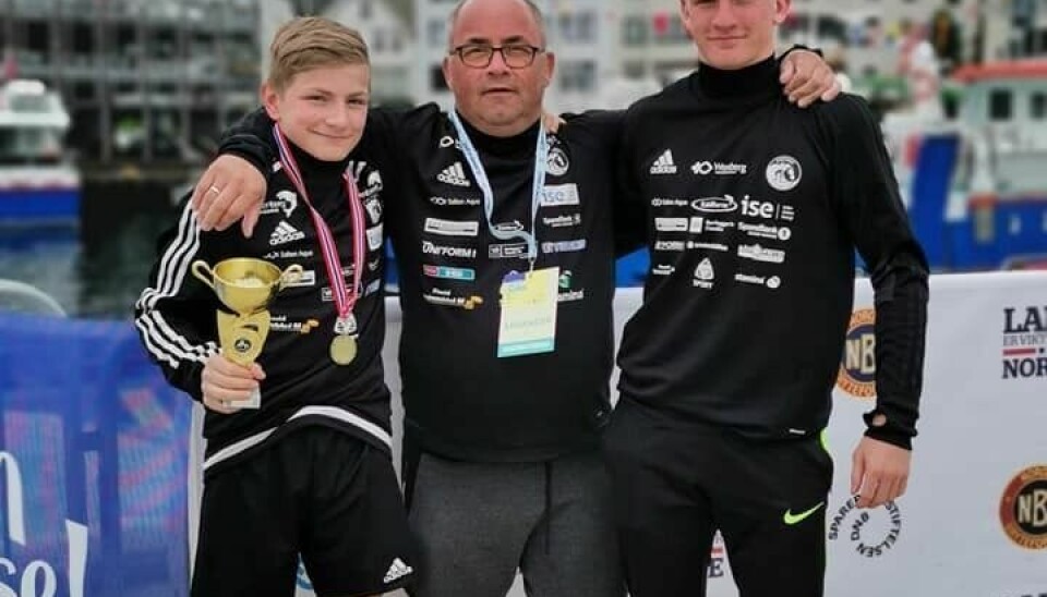 Fra venstre Tobias Larsen, trener Dag Egil Rugås og Eskil Larsen. Fra venstre Tobias Larsen, trener Dag Egil Rugås og Eskil Larsen. Foto: Fauske Atletklubb