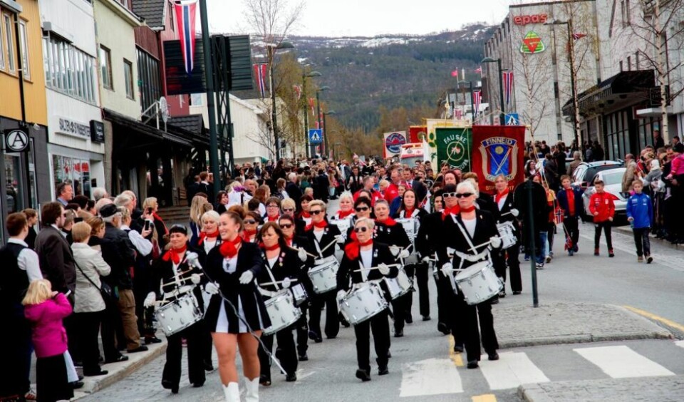 FOLKSOMT. Det var mye folk i Fauske sentrum i fjor for å se årets borgertog. Da var det Fauske skolekorps som tok på seg 17.mai-arrangementet. Arkivfoto: Bjørn L. Olsen FOLKSOMT. Det var mye folk i Fauske sentrum i fjor for å se årets borgertog. Da var det Fauske skolekorps som tok på seg 17.mai-arrangementet. Arkivfoto: Bjørn L. Olsen
