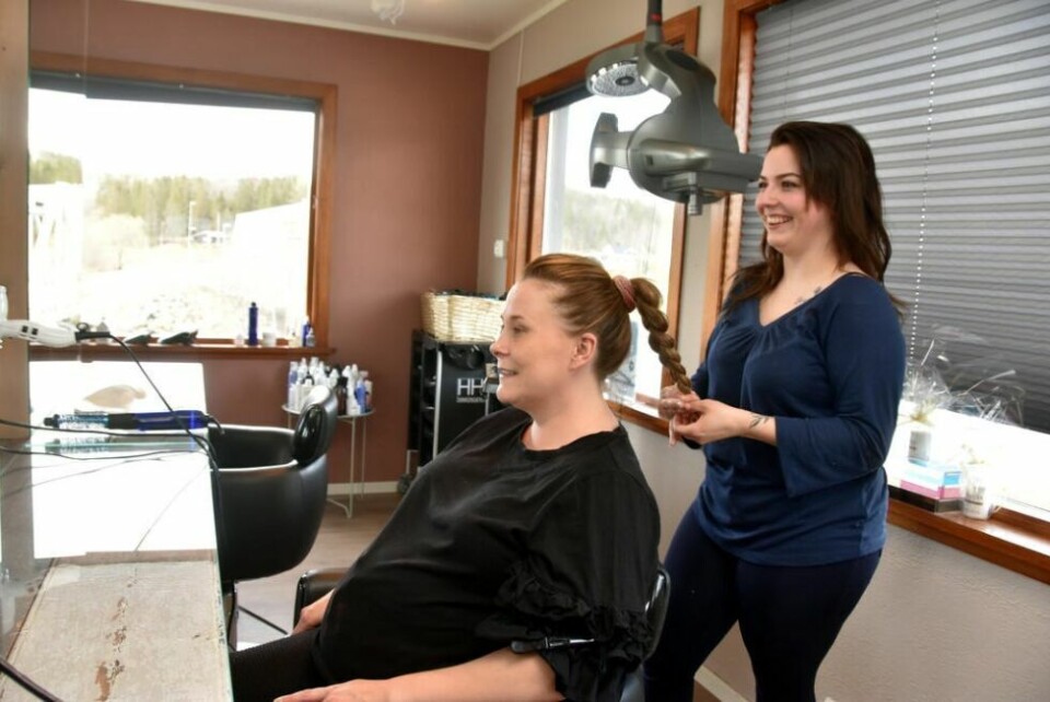 EN BLIR TIL TO. Anniken Lyng (t.h) begynte å jobbe hos Vilje frisør i Valnesfjord 2.mai. - Det er jeg veldig glad for, sier salongeier Lill Anita Karlsen, som har termin på selveste nasjonaldagen. EN BLIR TIL TO. Anniken Lyng (t.h) begynte å jobbe hos Vilje frisør i Valnesfjord 2.mai. - Det er jeg veldig glad for, sier salongeier Lill Anita Karlsen, som har termin på selveste nasjonaldagen. Foto: Sylvia Bredal