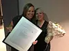 FIKK PRIS. Markedssjef Hilde Dypaune og markedskonsulent Linda Engan tok i mot prisen på landsmøtet til LLA i Drammen lørdag kveld. Foto: Eva S. Winther