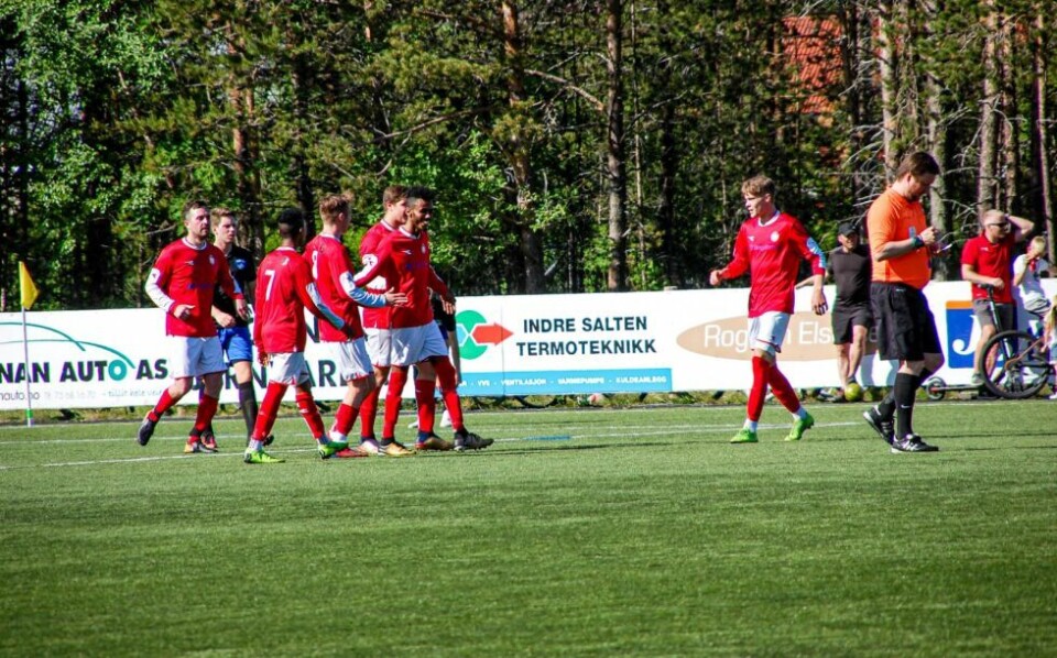 GOD. Mostafa Hassan Eden tar imot gratulasjoner fra lagkameratene etter sin andre scoring. GOD. Mostafa Hassan Eden tar imot gratulasjoner fra lagkameratene etter sin andre scoring. Foto: Kenneth Hedstrøm Larsen