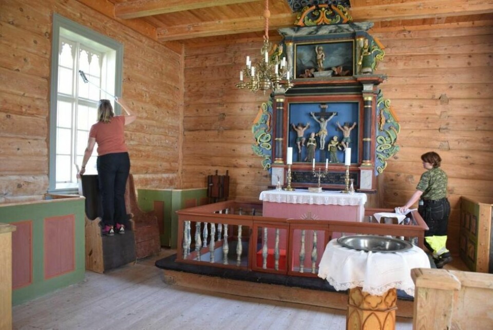 VÅRPUSS. Her er kirkeverge Beate Breivik (t.v.) og kirketjener Ragnhild Horndal i ferd med å tørke støv i Rørstad kirke for å gjøre den klar til sesongen. VÅRPUSS. Her er kirkeverge Beate Breivik (t.v.) og kirketjener Ragnhild Horndal i ferd med å tørke støv i Rørstad kirke for å gjøre den klar til sesongen. Foto: Eva S. Winther