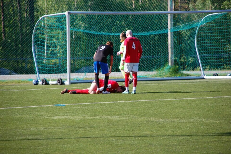 SMERTE. Kaptein Vegard Paulsen Særen ble liggende nede etter sammenstøtet med Værøys keeper. SMERTE. Kaptein Vegard Paulsen Særen ble liggende nede etter sammenstøtet med Værøys keeper. Foto: Kenneth Hedstrøm Larsen