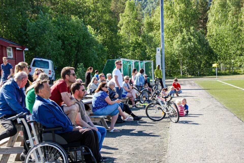 FOLKSOMT. Det var mange tilskuere som hadde tatt turen til Dragefossen stadion i sommerværet. FOLKSOMT. Det var mange tilskuere som hadde tatt turen til Dragefossen stadion i sommerværet. Foto: Kenneth Hedstrøm Larsen
