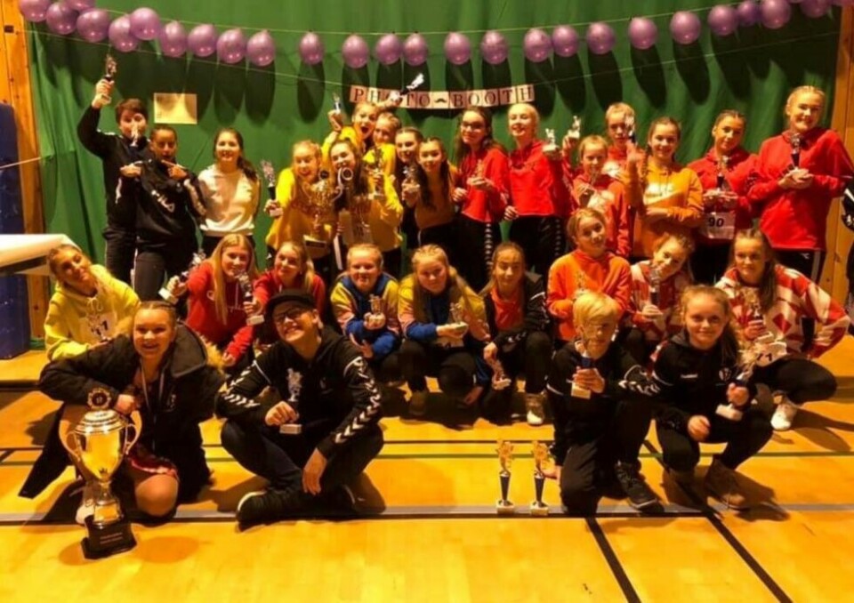 GLADE DANSERE. Her er nesten hele gjengen fra Dans Fauske samlet med pokaler etter NNM på Finnsnes sist helg. Alle foto: Marianne Tverå/Dans FauskeVANT BATTLE. Vinnerne av Battle-konkurranse i Hip hop var Emma Granholm (t.h.) fra Dans Fauske og Wanja Nerli fra Dans Bardu. De fikk 1. plass av totalt 12 dansere.PÅ PALLEN. Pokal bilde fra Boogie woogie junior. Alle tre par fra Dans Fauske. Vinnerne her vant også «Jack & Jill konkurranse».RENT BORD. Pokalbilder i klassen Hip hop duo O16. Alle par på bildet er fra Dans Fauske.ANDREPLASS. Pallen i Hip hop solo-klassen O16. Her ble det 2. plass til Dans Fauske.GULL OG SØLV. I klassen Hip hop solo u15 gikk både første- og andreplassen til dansere fra Dans Fauske.HIP HOP DUO. I klassen Hip hop duo U15 var 8 av disse 9 parene fra Dans Fauske. GLADE DANSERE. Her er nesten hele gjengen fra Dans Fauske samlet med pokaler etter NNM på Finnsnes sist helg. Alle foto: Marianne Tverå/Dans Fauske