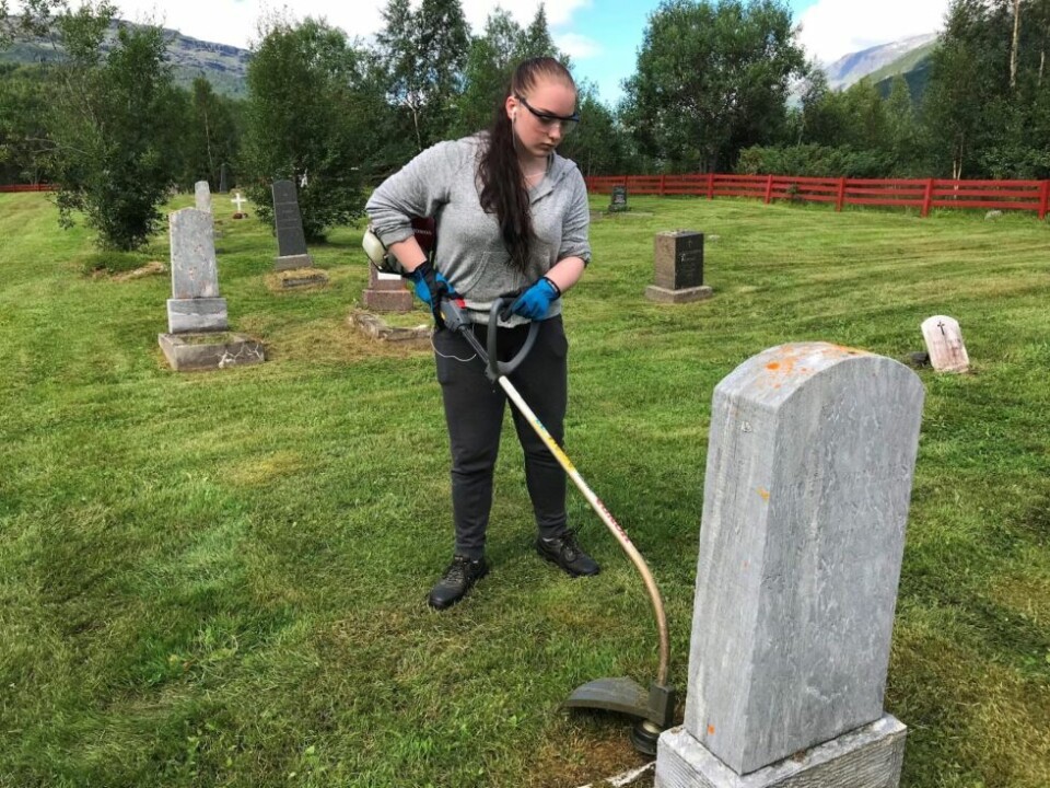 SOMMERJOBB. Nordland fylkeskommune dobler potten som kommunen kan søke om for å kunne gi ungdom sommerjobb. Bildet er fra i fjor sommer da Maya Arntzen (16) jobbet på kirkegården i sommer. SOMMERJOBB. Nordland fylkeskommune dobler potten som kommunen kan søke om for å kunne gi ungdom sommerjobb. Bildet er fra i fjor sommer da Maya Arntzen (16) jobbet på kirkegården i sommer.