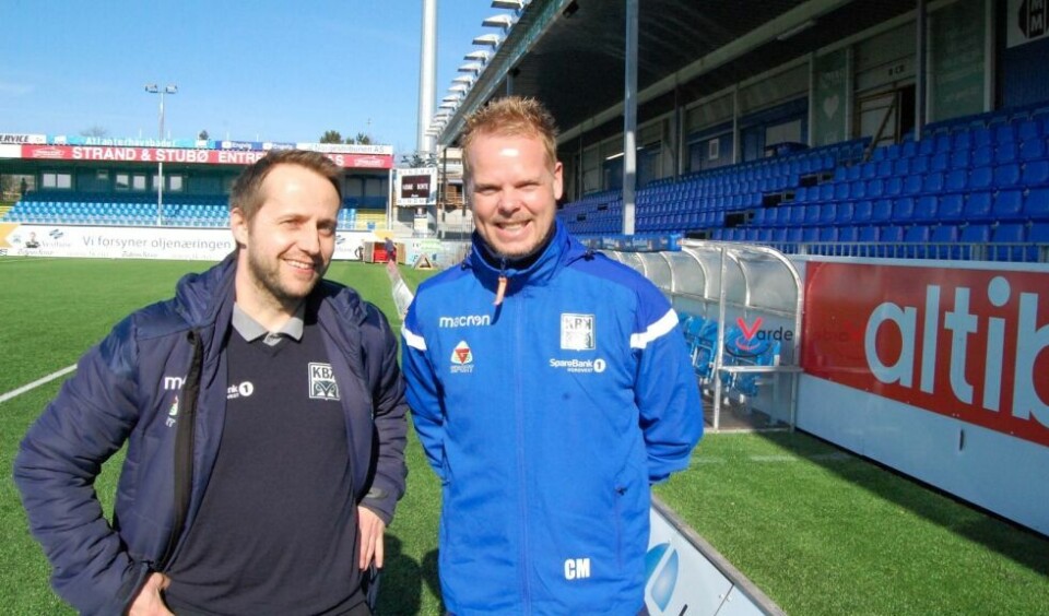 GOD STØTTESPILLER. Kristiansunds blide og profilerte trener, Christian Michelsen, er glad for å ha Truls Skar Helland som tilrettelegger. Alle foto: Stig Bjørnar KarlsenMANGE TELEFONER. Det er en hektisk hverdag som driftssjef i eneliteserieklubb.FYLLES. Denne stadion er en av de som fylles mest i Eliteserien. Truls Skar Helland fra Sørfold er med på det meste. GOD STØTTESPILLER. Kristiansunds blide og profilerte trener, Christian Michelsen, er glad for å ha Truls Skar Helland som tilrettelegger. Alle foto: Stig Bjørnar Karlsen