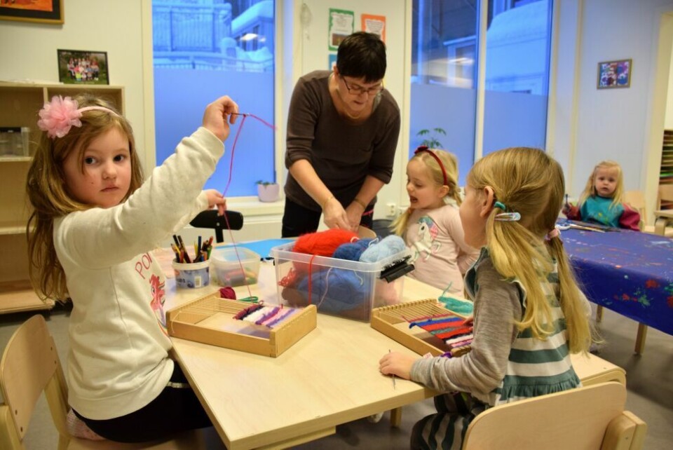 Årsemeldingen til barnehagene i Fauske kommune er det flere som barn i barnehagene i fjor enn året før. Dette er fra en sak om foreldretilfredshet. Her er Styrer Siv Lillian Johansen sammen med Tiril Anette Hansen (t.v.), Alice Matilda Setså og Emmeline Setså Hansen i Sulitjelma barnehage. Årsemeldingen til barnehagene i Fauske kommune er det flere som barn i barnehagene i fjor enn året før. Dette er fra en sak om foreldretilfredshet. Her er Styrer Siv Lillian Johansen sammen med Tiril Anette Hansen (t.v.), Alice Matilda Setså og Emmeline Setså Hansen i Sulitjelma barnehage. Foto: Frida Kalbakk