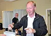 STEMME. Jan Arild Ellingsen her avbildet da han avla sin stemme under stortingsvalget. Nå er han ordførerkandidat i Saltdal. Arkivfoto: Sverre Breivik
