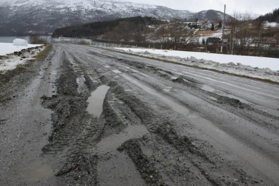 INGEN TUNGTRANSPORT. Veien til Buvik i Sørfold er utsatt hver vår grunnet telelønsing. Nå har kommunen satt ned aksellasten til maks fem tonn på kjøretøy som skal bruke veien. INGEN TUNGTRANSPORT. Veien til Buvik i Sørfold er utsatt hver vår grunnet telelønsing. Nå har kommunen satt ned aksellasten til maks fem tonn på kjøretøy som skal bruke veien. Foto: Eva S. Winther