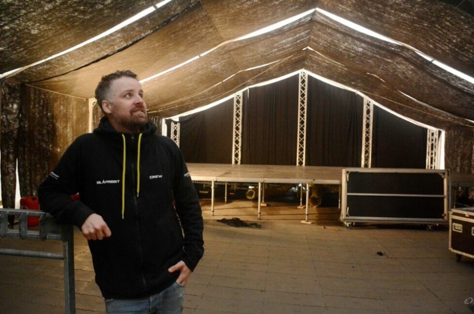 NY SCENE. Blåfrost har for første gang flyttet opp fra kjellerscenen, og heller bygget opp en ny i telt utenfor Slipen. Her blir det både konserter, sending med Fotballklubben og tematreff. Festivalsjef Øivind Holthe gleder seg til å ta den i bruk. Begge foto: Helge SimonsenNYTT PLATÅ. Det er bygget et nytt platå som en mesanin barket i storsalen på Slipen scene. NY SCENE. Blåfrost har for første gang flyttet opp fra kjellerscenen, og heller bygget opp en ny i telt utenfor Slipen. Her blir det både konserter, sending med Fotballklubben og tematreff. Festivalsjef Øivind Holthe gleder seg til å ta den i bruk. Begge foto: Helge Simonsen