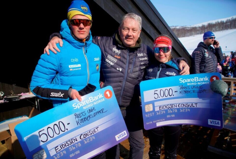 Benn Eidissen og Eidissen Consult delte ut en gavesjekk på kroner 5.000,- til hver av årets unge Kobberløpere. Her er Benn flankert av Brage Bjørnstad, 18 år fra Alta IF (tv) og Marie Risvoll Amundsen, 16 år fra Fauske IL. Benn Eidissen og Eidissen Consult delte ut en gavesjekk på kroner 5.000,- til hver av årets unge Kobberløpere. Her er Benn flankert av Brage Bjørnstad, 18 år fra Alta IF (tv) og Marie Risvoll Amundsen, 16 år fra Fauske IL.