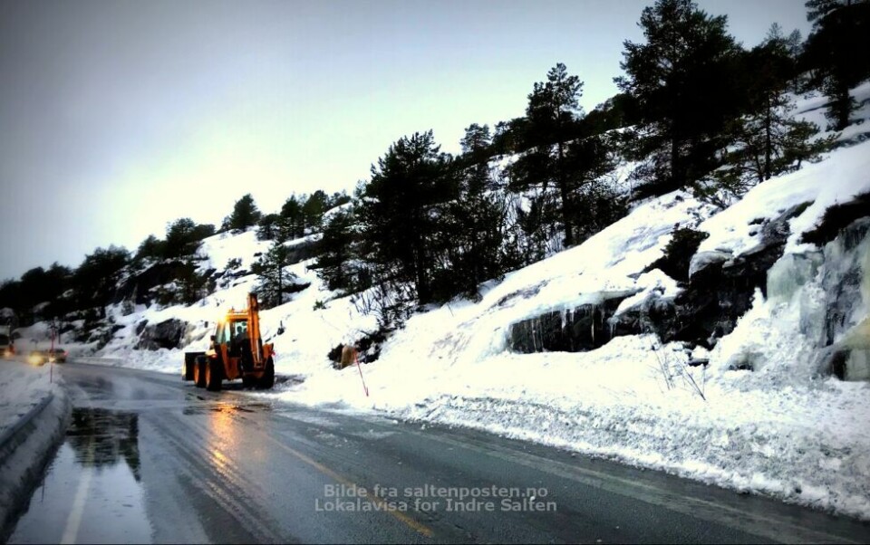 Det ligger is i deler av det ene kjørefeltet på Kistrand. Dette bildet er fra et isras som gikk tidligere i år i samme område. Det ligger is i deler av det ene kjørefeltet på Kistrand. Dette bildet er fra et isras som gikk tidligere i år i samme område. Foto: Arkivfoto