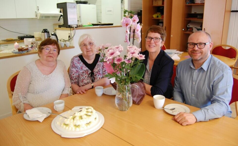 JUBILEUM. Fra venstre Kristine Kårvand, Dagmar Nilsen, Elin S. Pedersen og Stein Ole Rørik er alle glade for at lavterskeltilbudet «Lyspunktet» finnes i Saltdal. I disse dager er det ti år siden oppstarten, og det måtte feires med kake og kaffe. JUBILEUM. Fra venstre Kristine Kårvand, Dagmar Nilsen, Elin S. Pedersen og Stein Ole Rørik er alle glade for at lavterskeltilbudet «Lyspunktet» finnes i Saltdal. I disse dager er det ti år siden oppstarten, og det måtte feires med kake og kaffe. Foto: Stig Bjørnar Karlsen