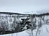Værmeldinga for påska i Indre Salten inneholder både gråvær, nedbør og sol. Palmesøndag startet dagen på indre strøk, som her i Øvre Valnesfjord, med overskyet vær. Foto: Eva S. Winther