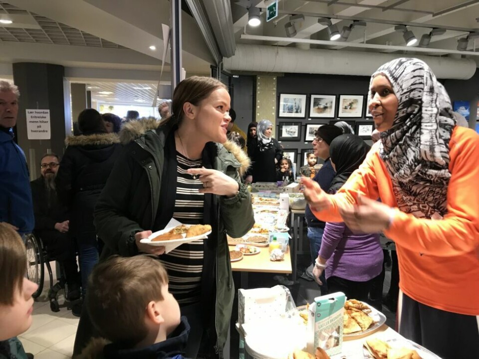 PRUTET. Beate Nygård Pedersen fikk øvd seg på å prute da hun handlet matretten sambusa av Fardowsa Dirye under den internasjonale kulturdagen på Amfi. PRUTET. Beate Nygård Pedersen fikk øvd seg på å prute da hun handlet matretten sambusa av Fardowsa Dirye under den internasjonale kulturdagen på Amfi. Foto: Maria E. Trondsen