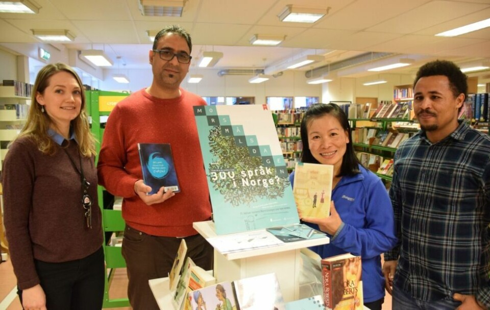 SKAL LESE HØYT. Mandag møttes noen av de som skal delta for å forberede markeringa av morsmålsdagen på Fauske bibliotek. Fra venstre biblioteksjef Elin Rønningen, Wael Mohammad fra Palestina, Sawat Wicharsung fra Thailand og Mehari Weldemichael fra Eritrea. De tre sistnevnte er fra voksenopplæringa. SKAL LESE HØYT. Mandag møttes noen av de som skal delta for å forberede markeringa av morsmålsdagen på Fauske bibliotek. Fra venstre biblioteksjef Elin Rønningen, Wael Mohammad fra Palestina, Sawat Wicharsung fra Thailand og Mehari Weldemichael fra Eritrea. De tre sistnevnte er fra voksenopplæringa. Foto: Eva S. Winther