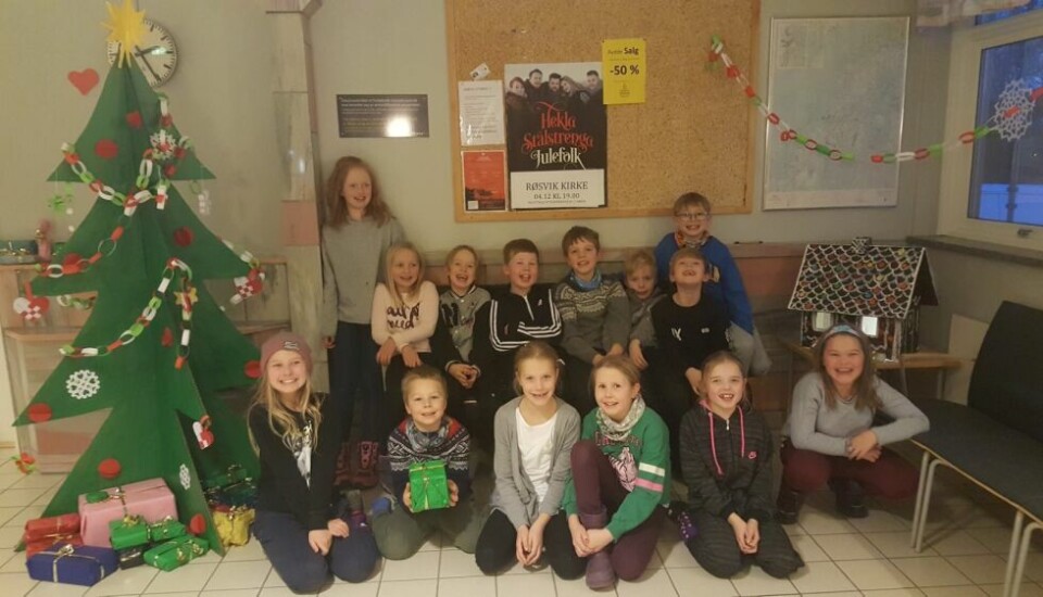 4. KLASSE PÅ SFO. De 14 ungene Fra Hauan SFO som var med på julepyntingen, var Rebecca, Jesper, Andrea, Thea, Ruth-Elisabeth, Danielle, Angelica, Stine, Thor, Andreas, Peder, Even, Mikkel og Trym. To av barna var syk, og kunne ikke være med. Alle foto: Irene Lund RotheLENKER. På veggen henger det hjerter og lenker.STJERNER. I vinduene henger det stjerner.ULIKE. Juletre i ulike utgaver.EnGEL. En engel som er laget av Hauan SFOBEST. «Dere er best», står det på dette hjertet. 4. KLASSE PÅ SFO. De 14 ungene Fra Hauan SFO som var med på julepyntingen, var Rebecca, Jesper, Andrea, Thea, Ruth-Elisabeth, Danielle, Angelica, Stine, Thor, Andreas, Peder, Even, Mikkel og Trym. To av barna var syk, og kunne ikke være med. Alle foto: Irene Lund Rothe