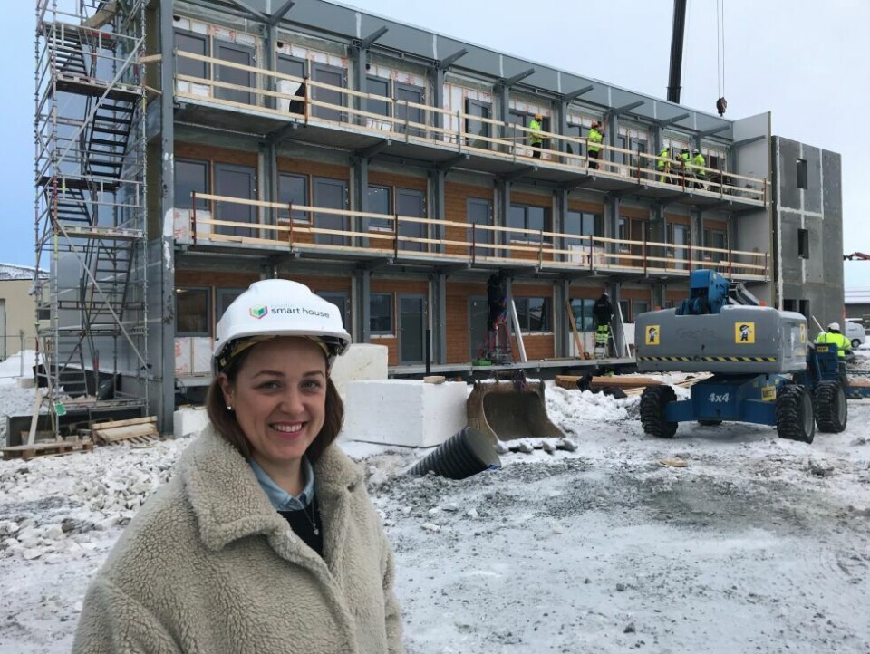 BYGGEPLASS. Prosjektleder Mari Karadas for Nordic smart house foran bygget i Marmorveien der innflyttingen er blitt to uker forsinket. BYGGEPLASS. Prosjektleder Mari Karadas for Nordic smart house foran bygget i Marmorveien der innflyttingen er blitt to uker forsinket. Foto: Frank Øvrewall