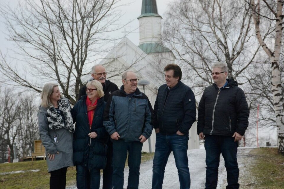 HVA ER KIRKA FOR DEG? Jubileumskomiteen til 150-årsfeiringen til Fauske kirke vil gjerne at innbyggerne på Fauske skal komme med sine egne fortellinger og bidrag om hva kirka er for dem. Fra venstre: Gro Anita Olsen, Eva F. Hugaas, Jan Stavrum, Kjell Sture Hugaas, Arild Bjørnbakk og Odd Hroar Kristensen. HVA ER KIRKA FOR DEG? Jubileumskomiteen til 150-årsfeiringen til Fauske kirke vil gjerne at innbyggerne på Fauske skal komme med sine egne fortellinger og bidrag om hva kirka er for dem. Fra venstre: Gro Anita Olsen, Eva F. Hugaas, Jan Stavrum, Kjell Sture Hugaas, Arild Bjørnbakk og Odd Hroar Kristensen. Foto: Helge Simonsen