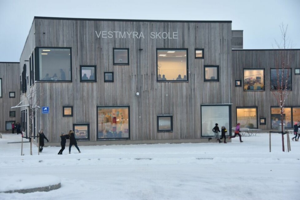 INGEN BUSS. Fredag fikk ikke Vestmyra-elevene skyss hjem med buss. Årsaken er det isglatte føret på veiene. INGEN BUSS. Fredag fikk ikke Vestmyra-elevene skyss hjem med buss. Årsaken er det isglatte føret på veiene. Foto: Sylvia Bredal