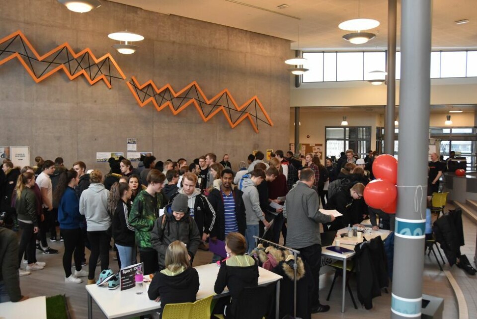 MINDRE MOBBING. De videregående skolene i Nordland har ifølge en undersøkelse størst nedgang i mobbing. Bildet er tatt på Fauske videregående skole. MINDRE MOBBING. De videregående skolene i Nordland har ifølge en undersøkelse størst nedgang i mobbing. Bildet er tatt på Fauske videregående skole. Foto: Victoria Finstad