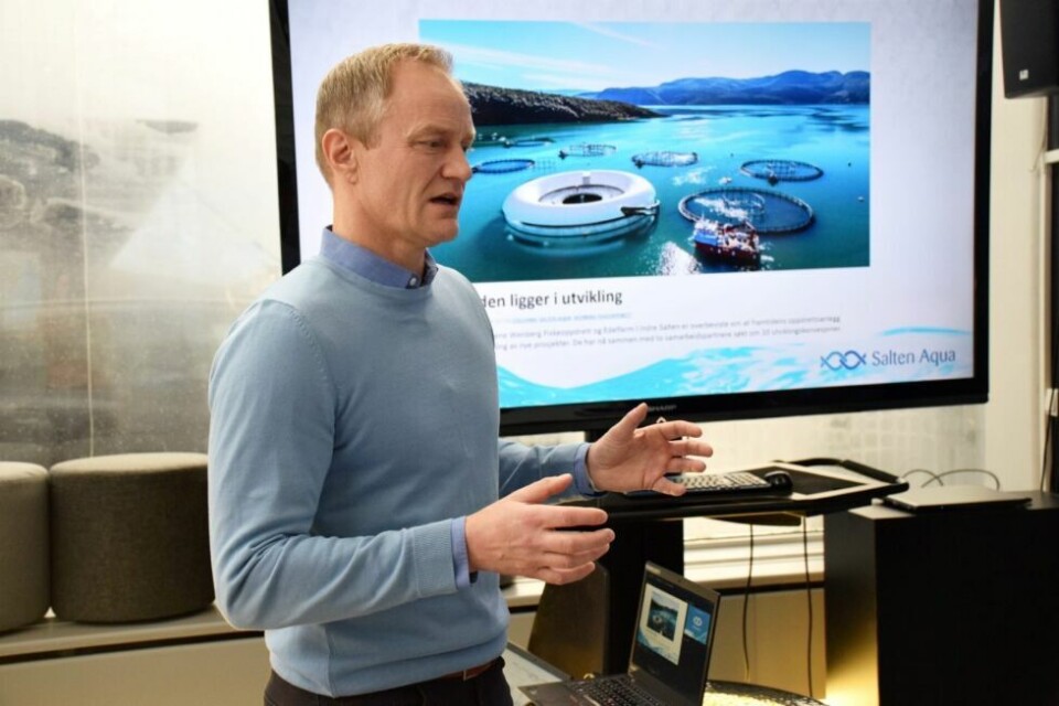 FRAMTIDSRETTET. Geir Wenberg i Wenberg fiskeoppdrett skal sammen med Edelfarm, Bio Vivo og Technip FMC utvikle en ny og delvis lukket laksemerde. Torsdag presenterte han planene under en pressekonferanse i Bodø. Illustrasjonen i bakgrunnen viser hvordan den nye merden vil se ut på oppdrettsanlegget. FRAMTIDSRETTET. Geir Wenberg i Wenberg fiskeoppdrett skal sammen med Edelfarm, Bio Vivo og Technip FMC utvikle en ny og delvis lukket laksemerde. Torsdag presenterte han planene under en pressekonferanse i Bodø. Illustrasjonen i bakgrunnen viser hvordan den nye merden vil se ut på oppdrettsanlegget. Foto: Frida Kalbakk