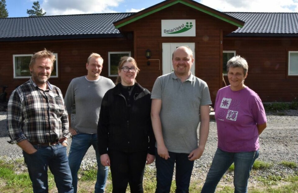 TRENGER MER PLASS. Småskalamat-produsentene trenger mer plass å boltre seg på. Denne gjengen gledet seg sommeren 2017 til et nytt næringsbygg på Trones. Nå nærmer det seg realisering. Fra venstre: Daglig leder Øyvind Sande, selger og altmuligmann Jørgen Storhaug, Lillian Andreassen, Lennart Nystad og produksjonsansvarlig Marit Trones i BeiarVekst. De gleder seg til det nye næringsbygget og håper at planene blir realisert raskt. TRENGER MER PLASS. Småskalamat-produsentene trenger mer plass å boltre seg på. Denne gjengen gledet seg sommeren 2017 til et nytt næringsbygg på Trones. Nå nærmer det seg realisering. Fra venstre: Daglig leder Øyvind Sande, selger og altmuligmann Jørgen Storhaug, Lillian Andreassen, Lennart Nystad og produksjonsansvarlig Marit Trones i BeiarVekst. De gleder seg til det nye næringsbygget og håper at planene blir realisert raskt. Foto: Victoria Finstad