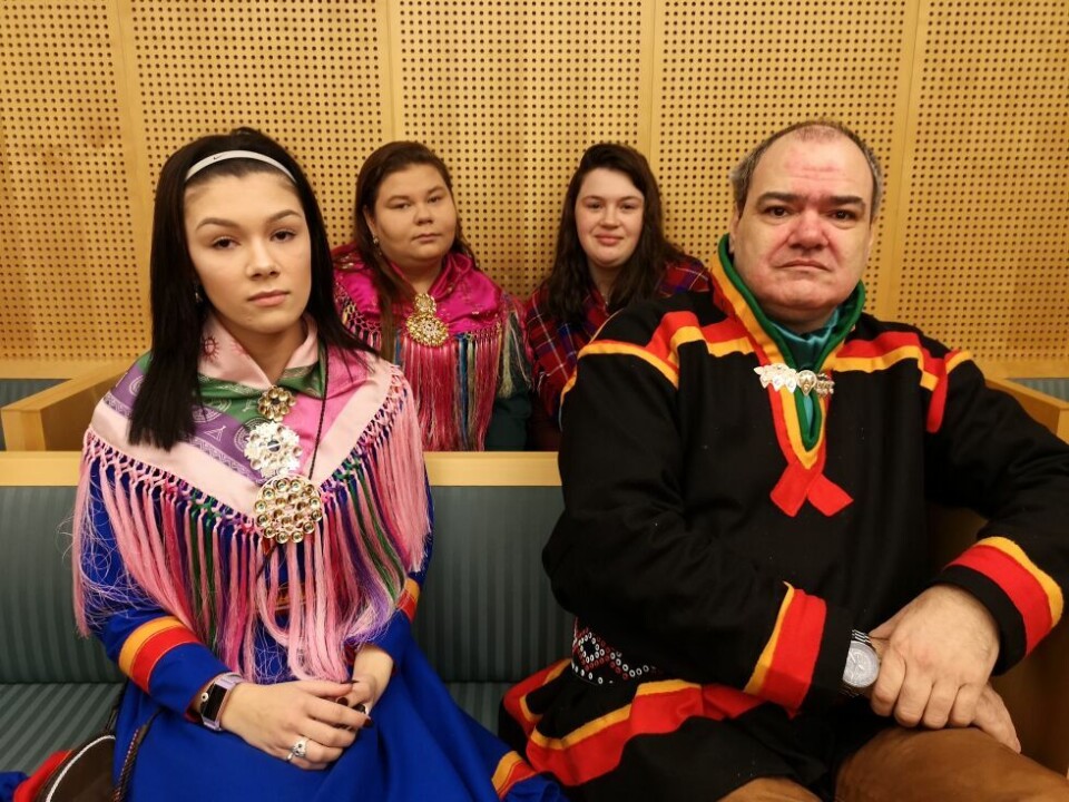 I RETTEN. Til høyre sitter Hans Petersen som anmeldte ytringene en Meløy-mann nå er dømt for. Sammen med seg første rad i rettssal 3 i Salten tingrett har han sin datter Viktoria Petersen (16), og på raden bak sitter Signe Anette Vuolab (20) til venstre, og Margrethe Petersen(20) I RETTEN. Til høyre sitter Hans Petersen som anmeldte ytringene en Meløy-mann nå er dømt for. Sammen med seg første rad i rettssal 3 i Salten tingrett har han sin datter Viktoria Petersen (16), og på raden bak sitter Signe Anette Vuolab (20) til venstre, og Margrethe Petersen(20) Foto: Tarjei Abelsen