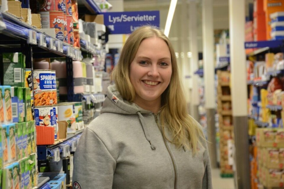 STORTRIVES. Ine-Cathrin Abrahamsen Paulsen leder sin egen Rema 1000-butikk tross at hun bare er 26 år. Men etter å ha jobbet i konsernet siden hun var 14 år, følte hun seg mer enn klar til å bli sin egen sjef. STORTRIVES. Ine-Cathrin Abrahamsen Paulsen leder sin egen Rema 1000-butikk tross at hun bare er 26 år. Men etter å ha jobbet i konsernet siden hun var 14 år, følte hun seg mer enn klar til å bli sin egen sjef. Foto: Helge Simonsen