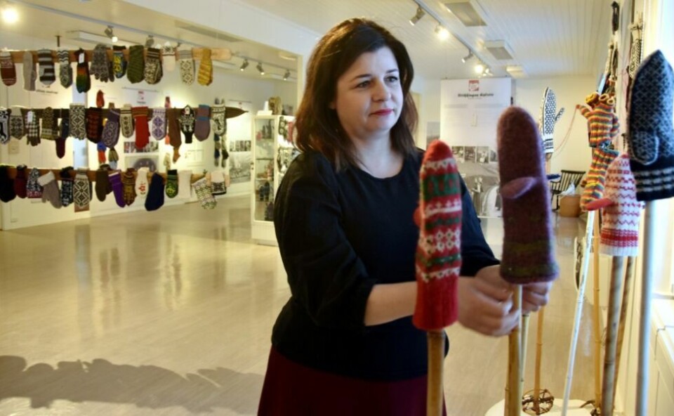 VOTTER I FLENG. Bygdetunet har hengt opp rundt fire hundre par votter, som folk har bidratt med fra Salten. Onsdag åpner utstillingen med gratis inngang og strikke-kafé. Eirin Edvardsen håper strikkeinteresserte tar turen. Alle foto: Sylvia BredalVARME HENDER. Disse vottene er henger over gamle treski.SAMISK BORD. Samiske votter utgjør også en del av votte-utstillingen ved Bygdetunet. VOTTER I FLENG. Bygdetunet har hengt opp rundt fire hundre par votter, som folk har bidratt med fra Salten. Onsdag åpner utstillingen med gratis inngang og strikke-kafé. Eirin Edvardsen håper strikkeinteresserte tar turen. Alle foto: Sylvia Bredal