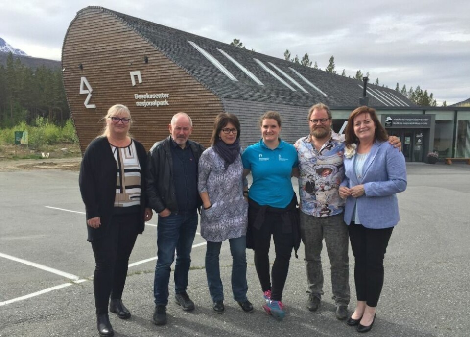 ENGASJERT GJENG. Det lydhøre publikummet, fra venstre Brit Elin Paulsen fra Saltdal utvikling, ordfører Rune Berg, daglig leder ved Nordland nasjonalparksenter Kari Nystad-Rusaanes, naturveileder Sigrid Elise Lium, foredragsholder Pål K. Medhus og Elin Kvamme fra Saltdal utvikling. ENGASJERT GJENG. Det lydhøre publikummet, fra venstre Brit Elin Paulsen fra Saltdal utvikling, ordfører Rune Berg, daglig leder ved Nordland nasjonalparksenter Kari Nystad-Rusaanes, naturveileder Sigrid Elise Lium, foredragsholder Pål K. Medhus og Elin Kvamme fra Saltdal utvikling.