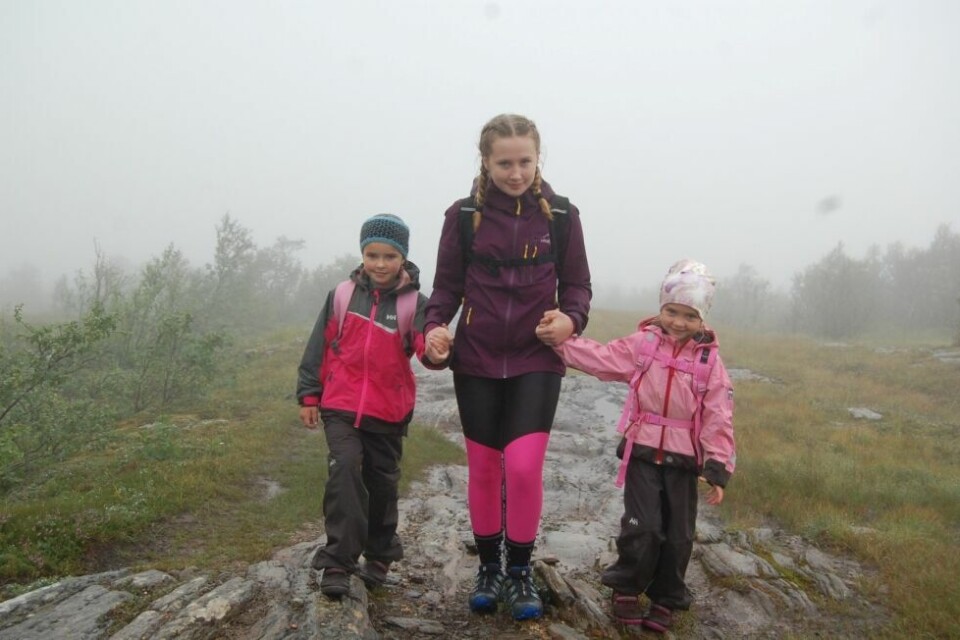 MED DADDA PÅ TUR. Emma Teian (14) er tante, men for Thea Amine (7) og Lilja Andrea Kjærranbakken (5) er det Dadda. MED DADDA PÅ TUR. Emma Teian (14) er tante, men for Thea Amine (7) og Lilja Andrea Kjærranbakken (5) er det Dadda. Foto: Stig Bjørnar Karlsen