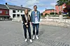 ANTREKK. Stine Aparicio Kristensen (19) og Thomas Kildal Jacobsen (20) er klare for Gata og viser fram hva klesbutikken Epas kan by på, også for yngre festivalgjengere. Foto: Victoria Finstad